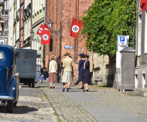 Nazistowskie symbole na starówce w Toruniu. Kręcą tam nowy film