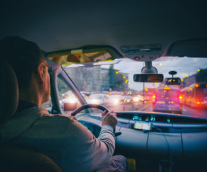 Światła aut oślepiają cię w nocy? Eksperci ostrzegają: to nie wina LED-ów, a ukrytej choroby