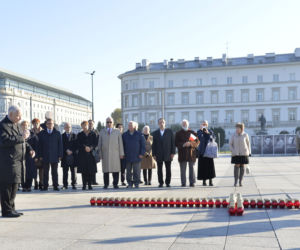 Jarosław Kaczyński na Powązkach i przed pomnikiem brata. Prezes PiS nie zapomina o kolejnej miesięcznicy