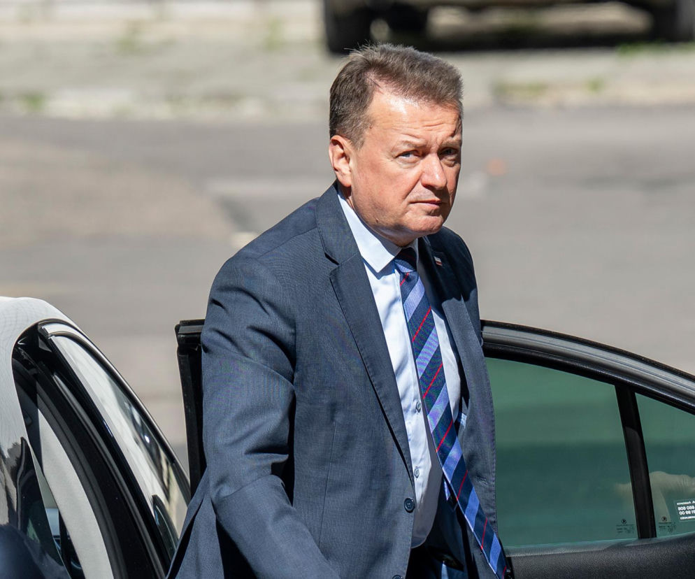Mariusz Błaszczak w garniturze wysiada z samochodu. O wykształceniu polityka z okazji jego urodzin przeczytasz na SE.