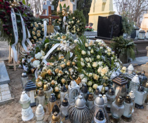 Grób Agaty J. utonął w kwiatach