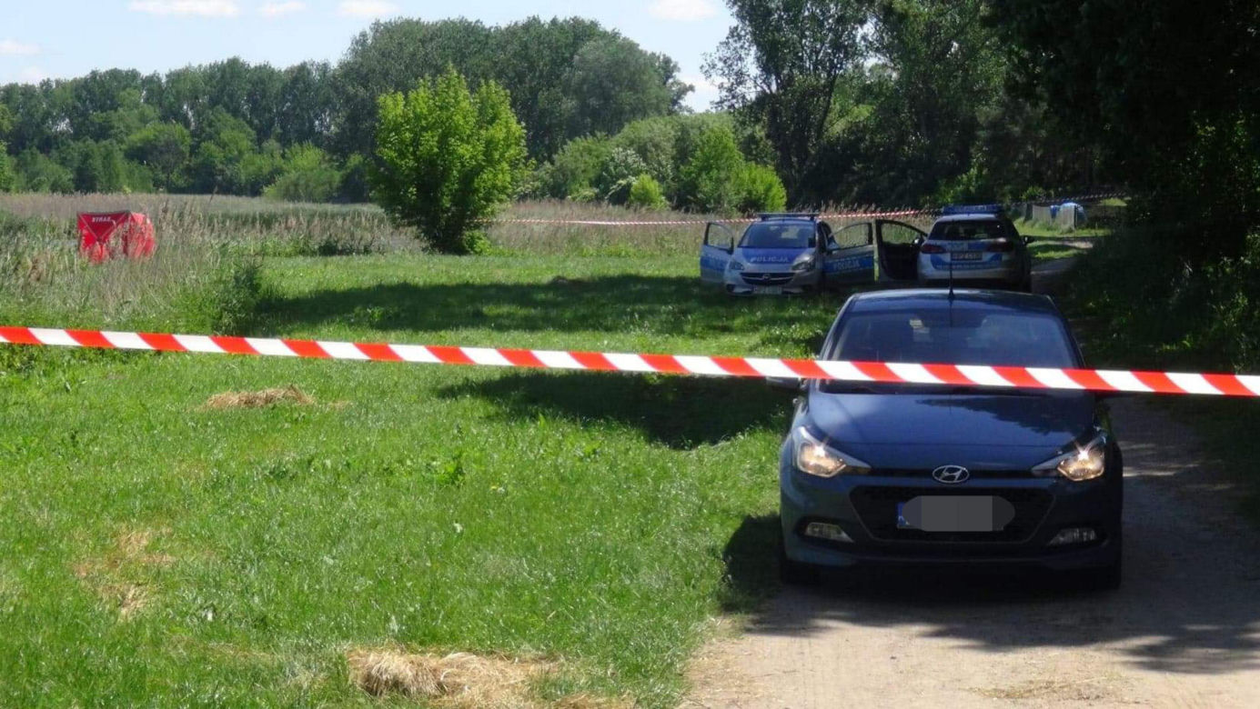 Makabra o poranku. W jeziorze pod Warszawą pływały zwłoki
