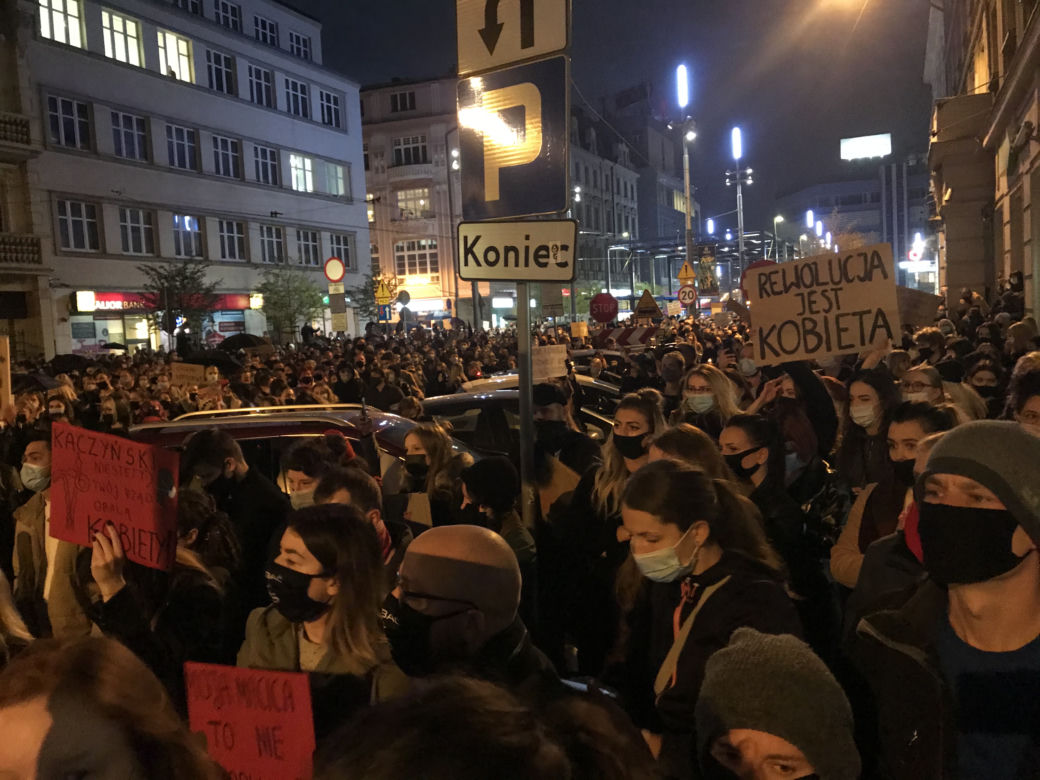 Protest kobiet w Katowicach. Tłumy strajkują przeciwko zakazowi aborcji