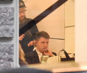 1publ_RYSZARD PETRU U FRYZJERA RZĄDOWĄ LIMUZYNĄ