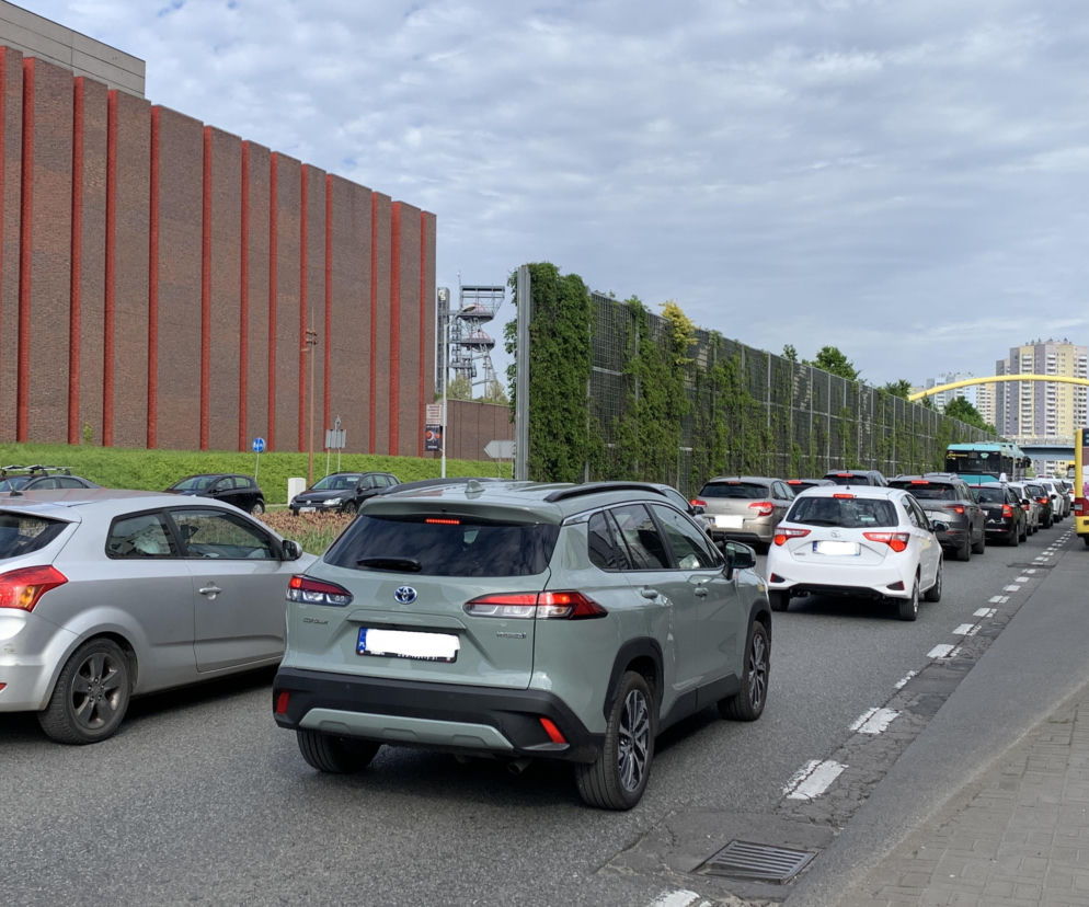 Sznur samochodów w korku na drodze w Katowicach obok ekranów akustycznych. O przebudowie S86 przeczytasz na SE Superbiz.
