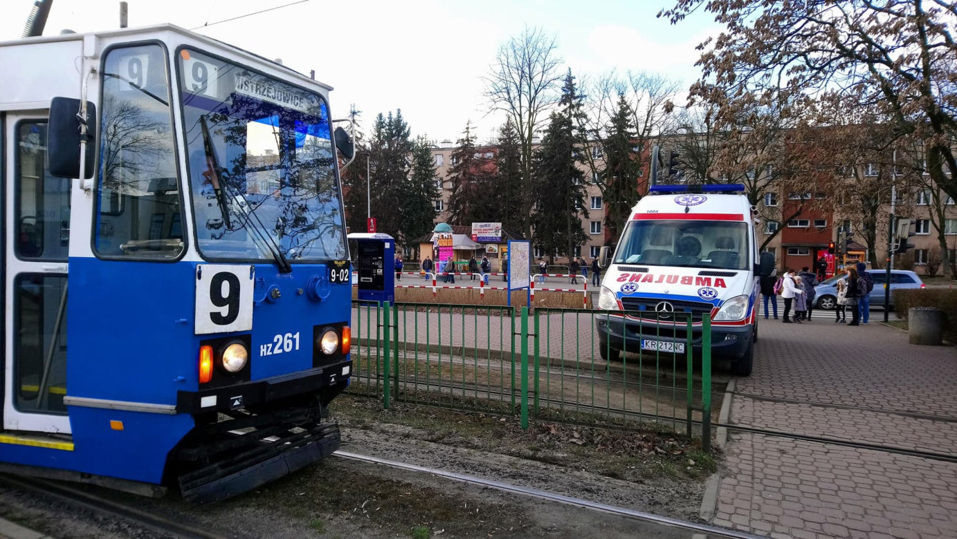 Dramatyczny wypadek w Krakowie. Tramwaj zderzył się z autobusem, są ranni