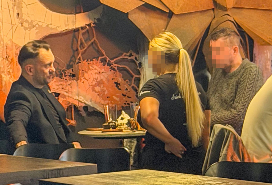 Łukasz Mejza relaksuje się w knajpie
