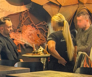 Łukasz Mejza relaksuje się w knajpie