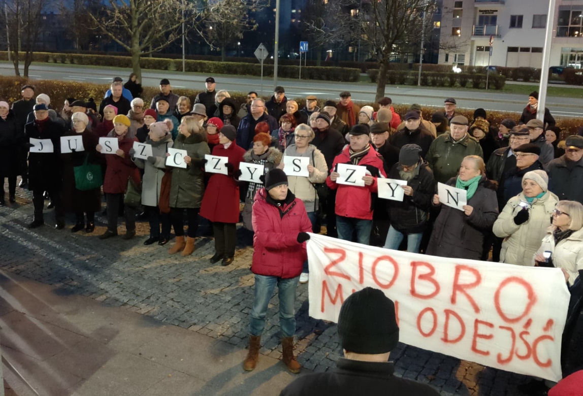 Radom: Manifestowali w obronie sędziów. Ponad 100 osób osób wzięło udział w demonstracji