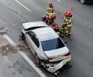 Gigantyczny korek na S8 w kierunku Poznania. BMW huknęło w barierki