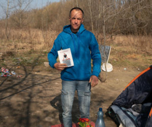 Ich dom to namiot w rezerwacie. Jak Paweł, Agnieszka i Zbyszek zorganizowali życie w cieniu mostu?