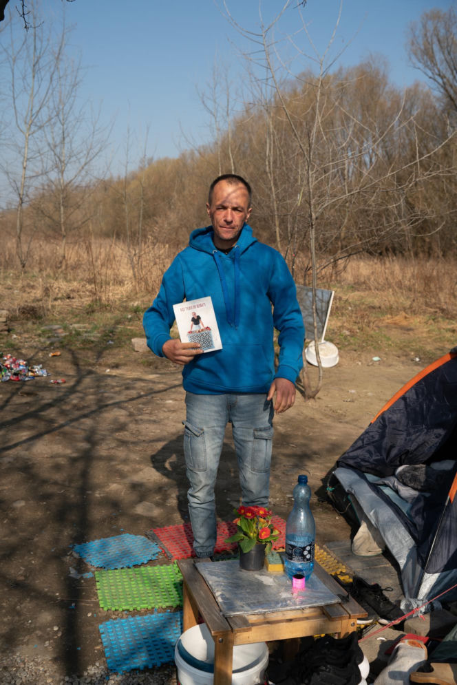 Ich dom to namiot w rezerwacie. Jak Paweł, Agnieszka i Zbyszek zorganizowali życie w cieniu mostu?