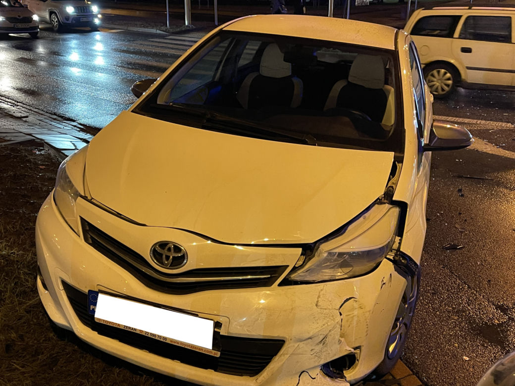 Totalna demolka na Radzymińskiej. Trzy auta rozbite w drobny mak 
