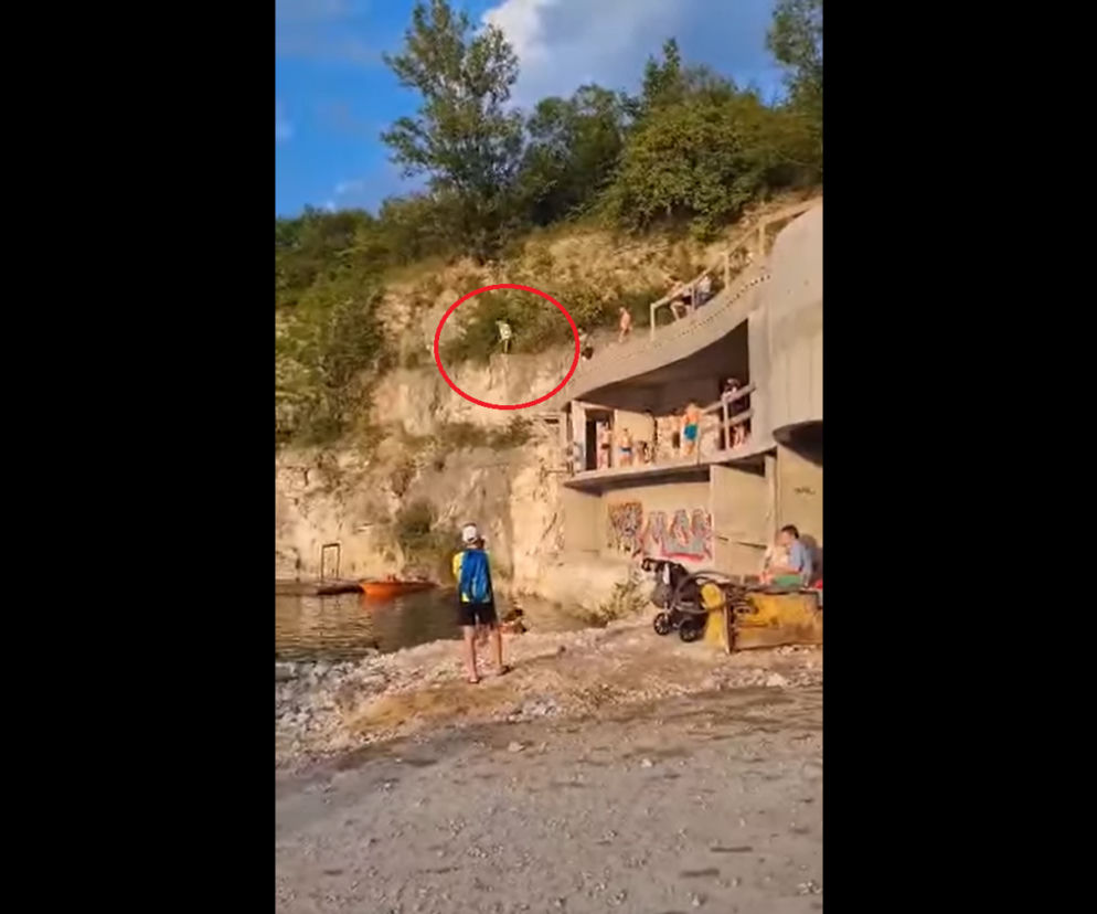 Niebezpieczne sceny na Zakrzówku. Mieszkańcy skaczą do wody z niedokończonej budowy