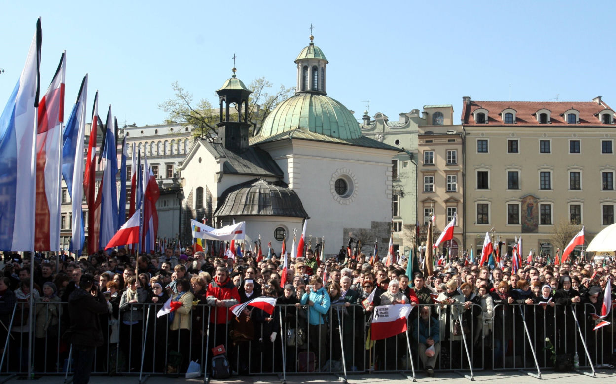 Morze łez, setki krakowian na ulicach. Tak żegnano ofiary katastrofy smoleńskiej 10 lat temu