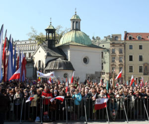 Morze łez, setki krakowian na ulicach. Tak żegnano ofiary katastrofy smoleńskiej 10 lat temu