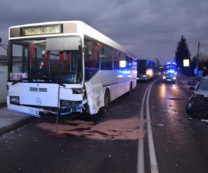 Wola Rzędzińska: Zderzenie osobówki z autobusem. Jedna osoba w szpitalu!