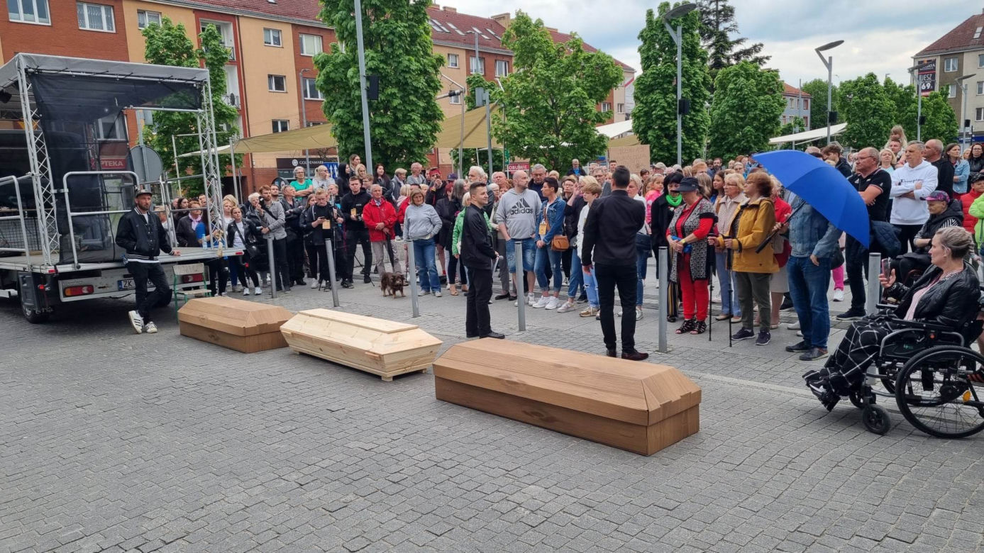 Trumny przed koszalińskim ratuszem. Mieszkańcy protestowali przeciwko zawieszeniu oddziału neurologii