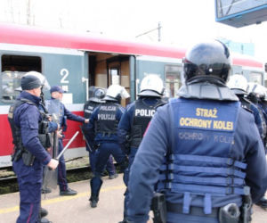 Policjanci z Oddziału Prewencji w Łodzi wspólnie z funkcjonariuszami Straży Ochrony Kolei mieli ćwiczenia na dworcu Kaliskim