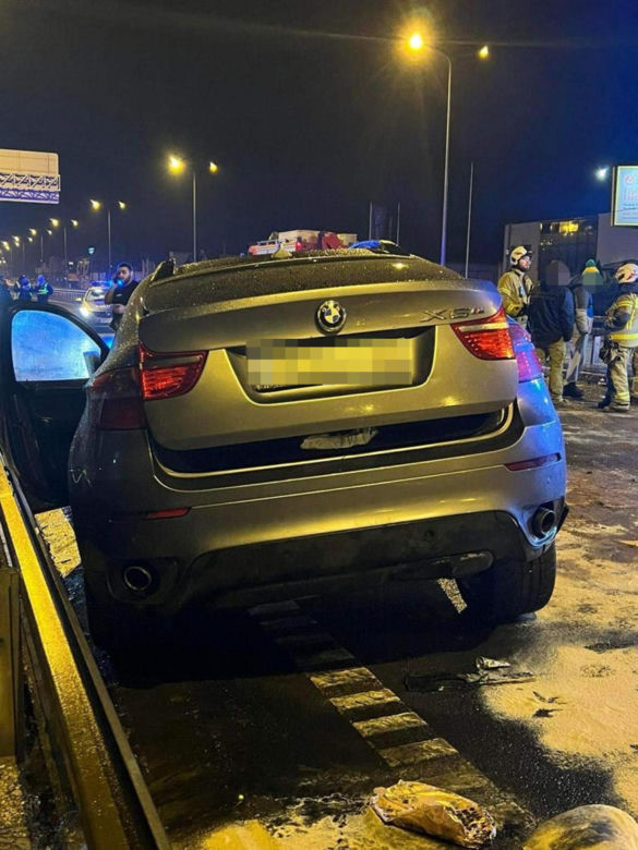 Czołowe zderzenie na S7, jedno z aut jechało pod prąd! Są ranni
