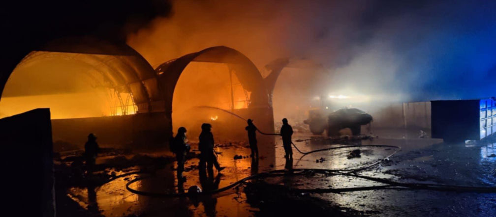 Łódzkie. Wielki pożar w punkcie selektywnej zbiórki odpadów. Trwa akcja strażaków