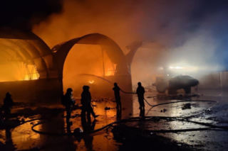 Łódzkie. Wielki pożar w punkcie selektywnej zbiórki odpadów. Trwa akcja strażaków [ZDJĘCIA]