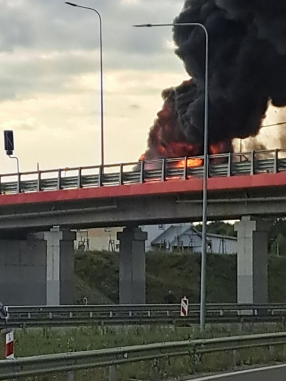 Czarne kłęby dymu nad Warszawą. Płonie dostawczak na ekspresówce 