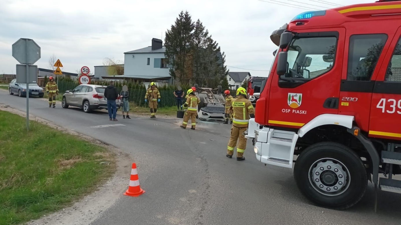 Dwie osoby w szpitalu po zderzeniu dwóch aut. Jedno dachowało