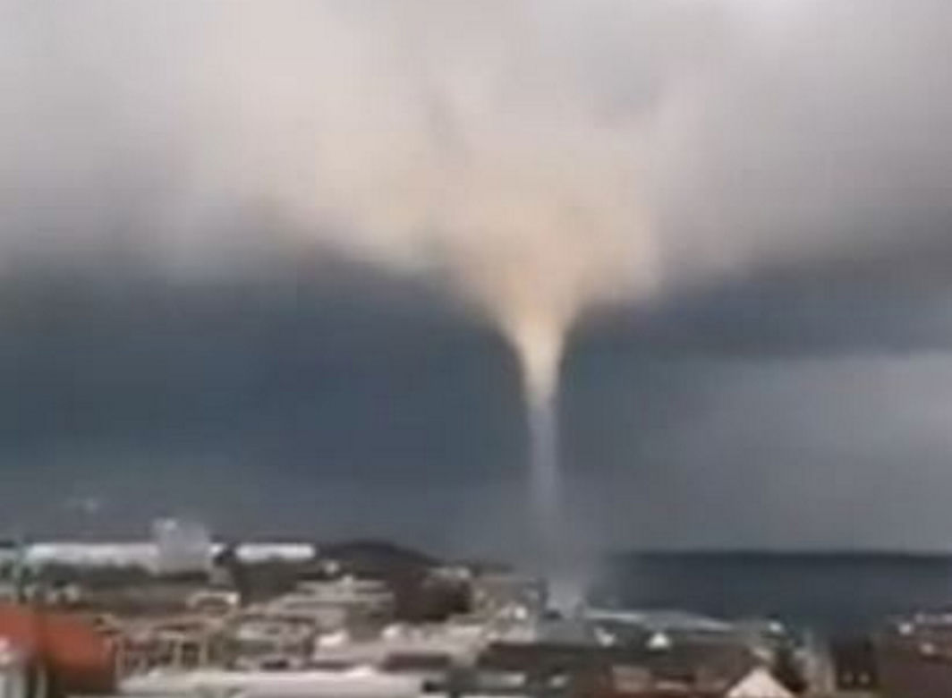 Tornado porywa ludzi i wrzuca do Bałtyku! Szok na wybrzeżu