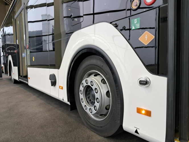 Pięć nowych autobusów elektrycznych trafia do komunikacji miejskiej w Starachowicach