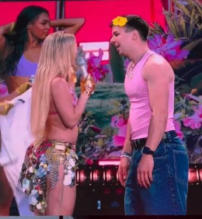 Radny z Konina na scenie z Zara Larsson