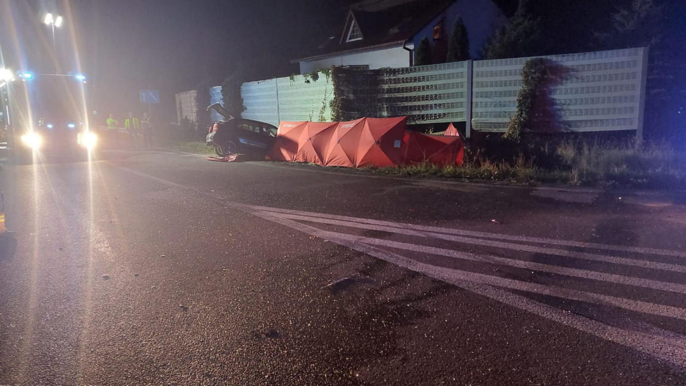 Śmiertelny wypadek pod Koninem! Kobieta i mężczyzna spłonęli w skodzie po zderzeniu z oplem [ZDJĘCIA]