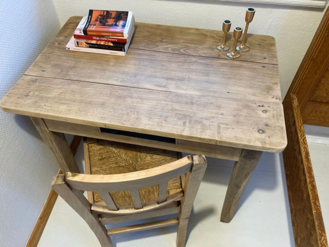 Mała sypialnia po metamorfozie (odnowione biurko)