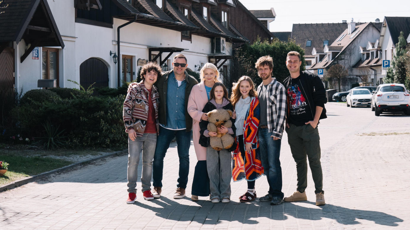 Rodzinka.pl 17 sezon. Natalia (Małgorzata Kożuchowska), Ludwik (Tomasz Karolak), Tomek (Maciej Musiał), Magda (Olga Kalicka), Kuba (Adam Zdrójkowski), Kacper (Mateusz Pawłowski), Maja (Emma Pokromska)