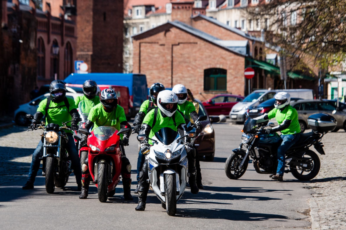 Koronawirus w Trójmieście. Jeżdżą na motorach i pomagają seniorom