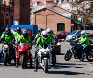 Koronawirus w Trójmieście. Jeżdżą na motorach i pomagają seniorom