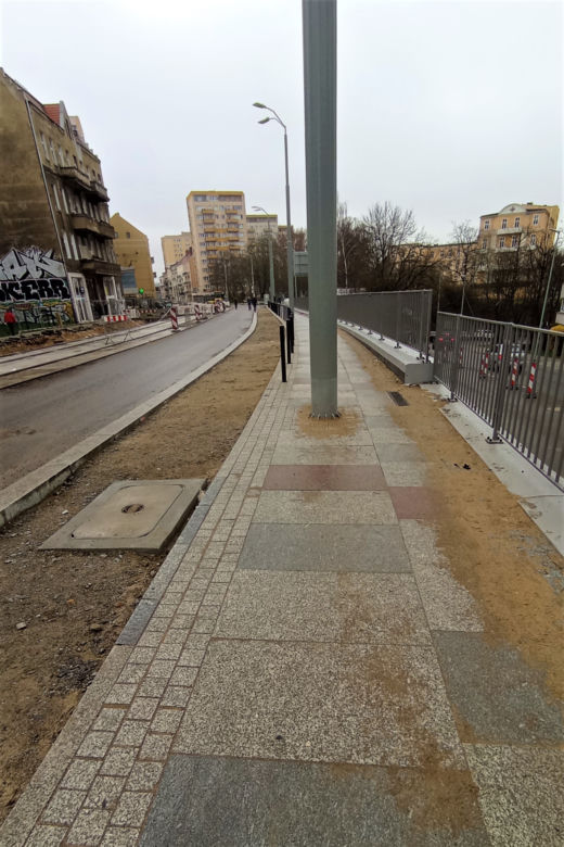 Słupy utrudniają życie pieszym na al. Wyzwolenia