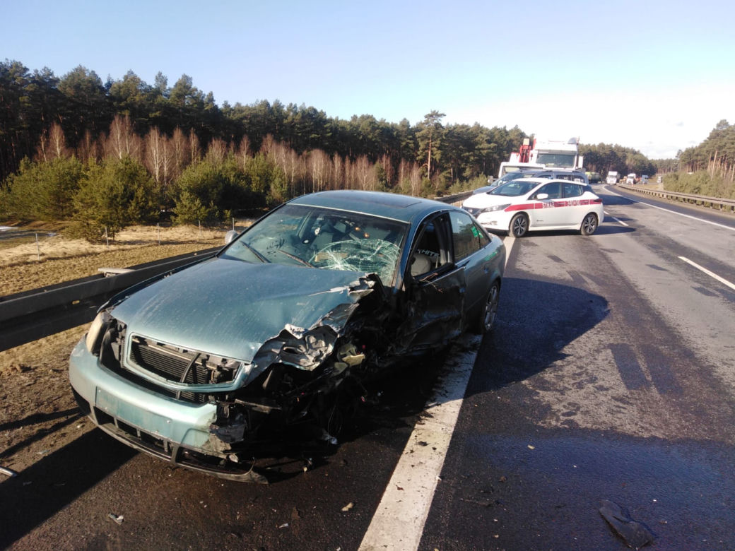 Poważny wypadek na s10 koło Torunia. Auto wyrzucone ze skarpy!