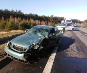 Poważny wypadek na s10 koło Torunia. Auto wyrzucone ze skarpy!