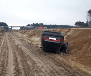 Zajechał  mu drogę! Auto DACHOWAŁO, a sprawca UCIEKŁ!