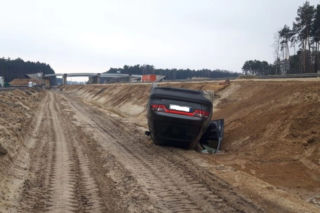 Zajechał  mu drogę! Auto DACHOWAŁO, a sprawca UCIEKŁ!