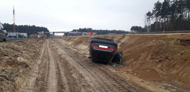Zajechał  mu drogę! Auto DACHOWAŁO, a sprawca UCIEKŁ!