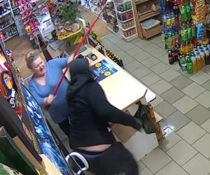 Właścicielka sklepu mopem przegoniła uzbrojonego napastnika
