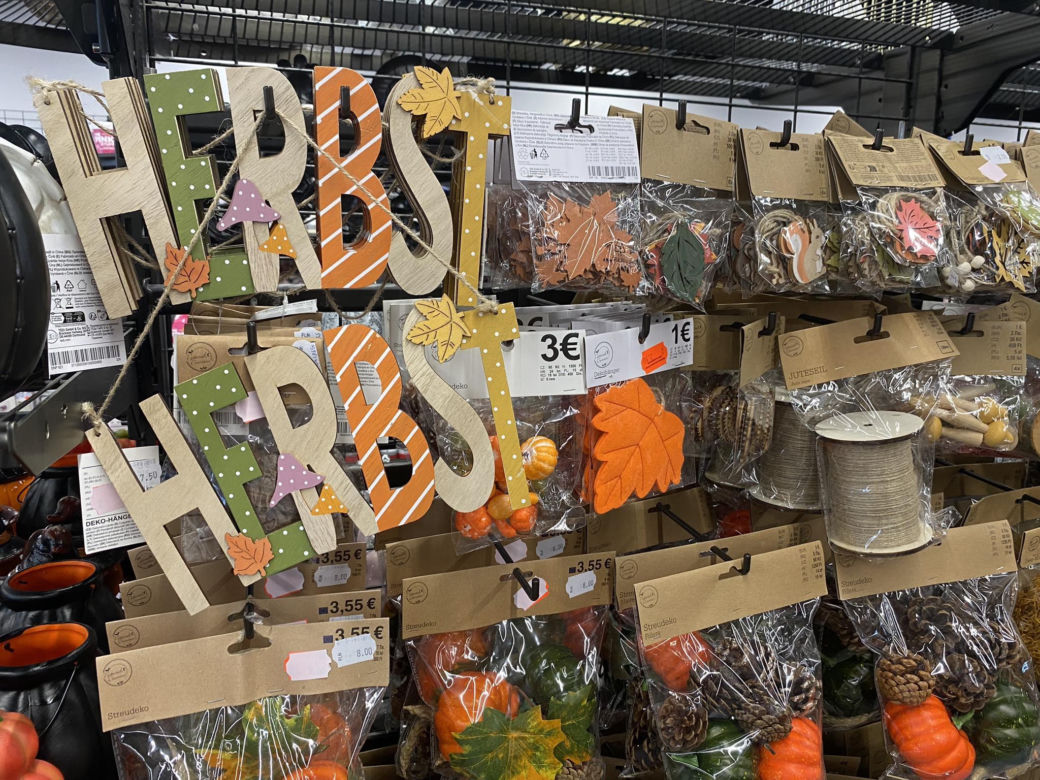 Ozdoby jesienne i na Halloween w sklepach już w lipcu 2024 r.