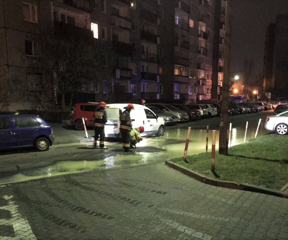 Jeden z czytelników przesłał nam zdjęcie nocnej akcji naprawczej