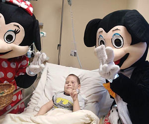 Gabryś przeszedł 17 operacji, tylko na twarzy i dłoniach nie ma blizn. Jego pają jest pomoc innym!