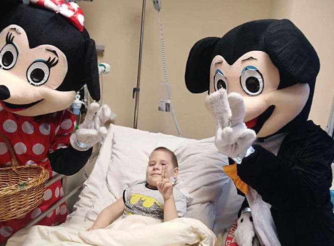 Gabryś przeszedł 17 operacji, tylko na twarzy i dłoniach nie ma blizn. Jego pają jest pomoc innym!