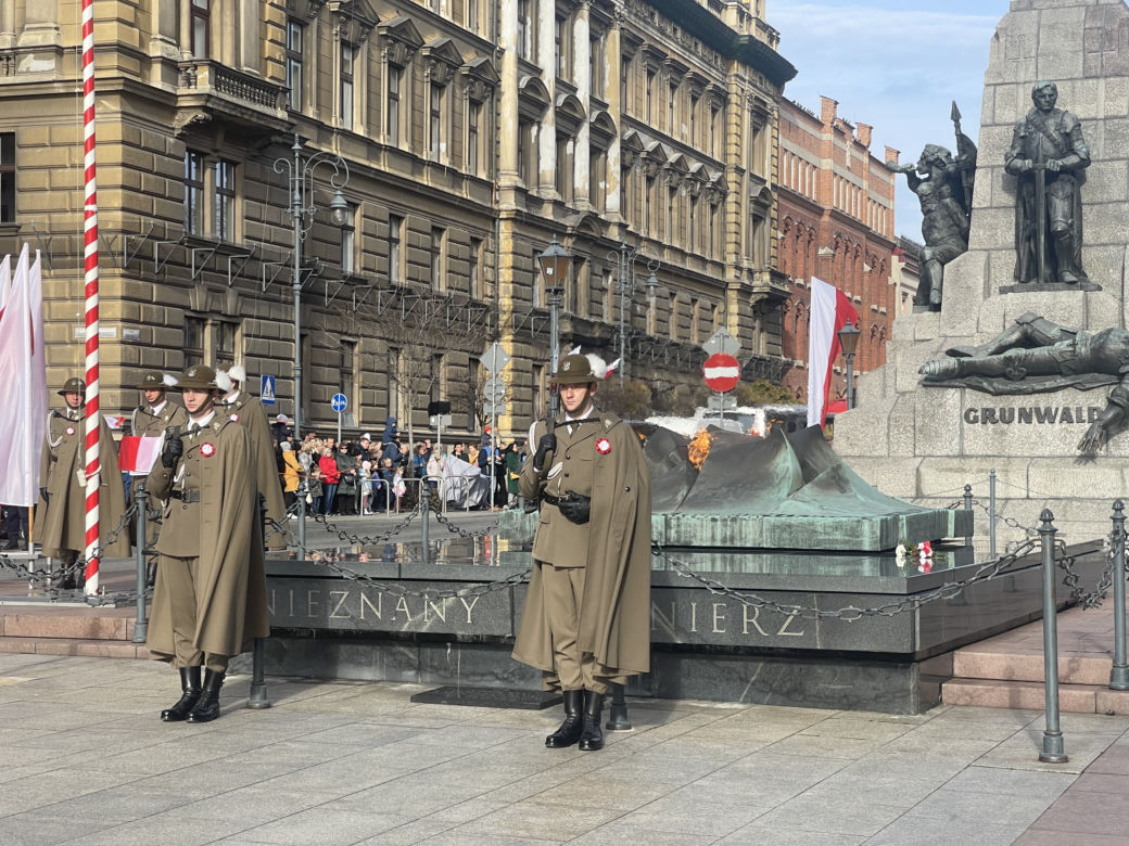 Tak Kraków świętował 104. lata niepodległości. Tłumy na ulicach miasta