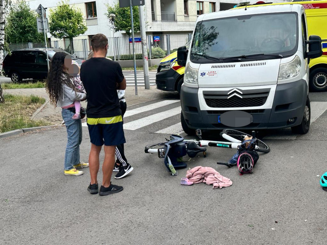 Dramat na przejściu dla pieszych, kobieta z 3-letnim dzieckiem wpadła pod busa! Na jezdni został bucik i kask