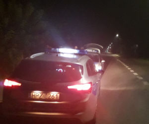 Wjechał z bramą na cudzą posesję. Rozwalił Nissanem Alfę Romeo